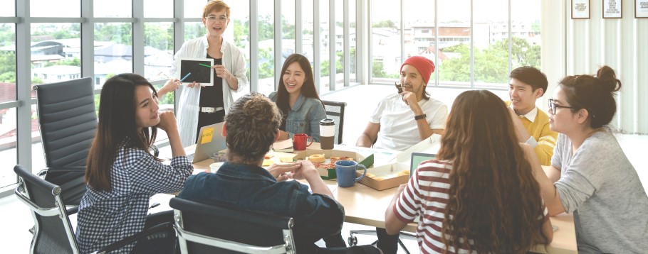 Image of a lecturer with students in a seminar